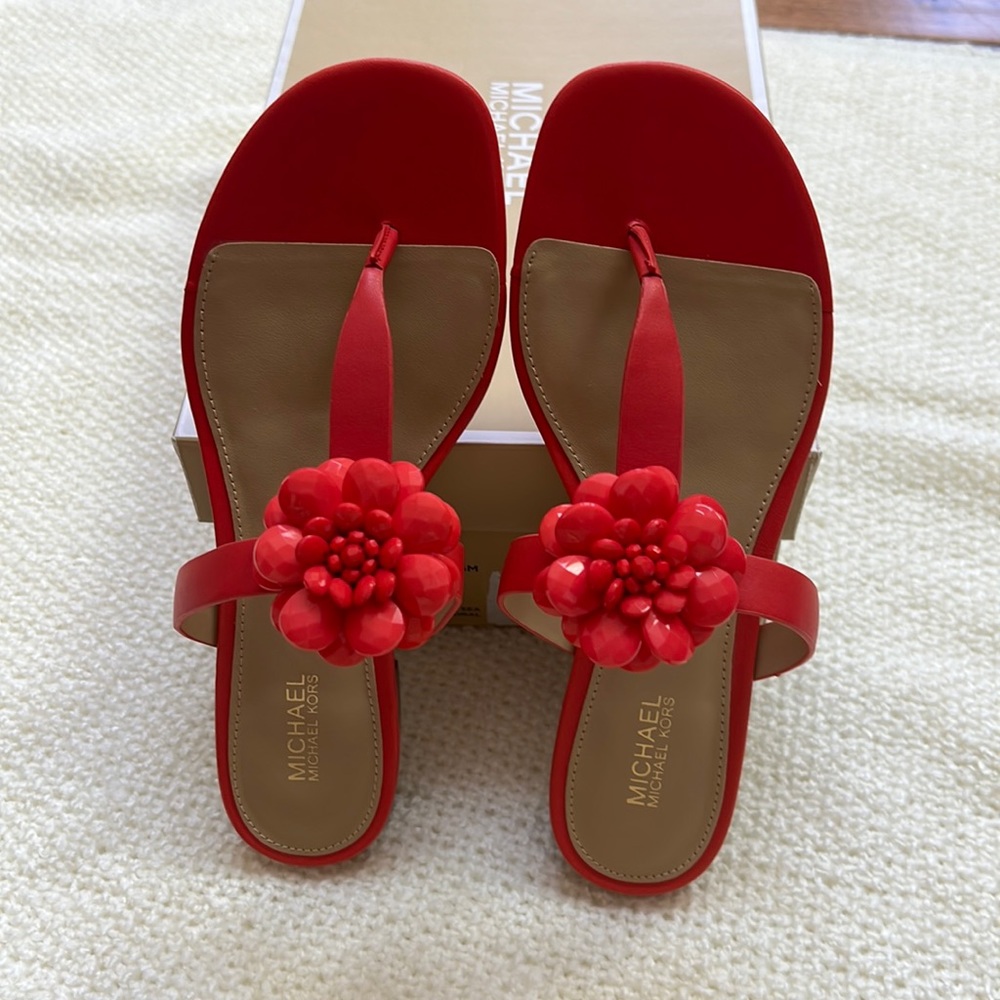 🆕 MICHAEL KORS Dalia Flat Sandals Thongs Sea Coral Leather Flower Charm … - Picture 3 of 7